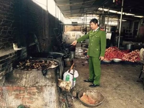Liên tiếp các lò mỡ bẩn bị phát hiện - trách nhiệm thuộc về ai? ảnh 1 Liên tiếp các lò mỡ bẩn bị phát hiện - trách nhiệm thuộc về ai? ảnh 1