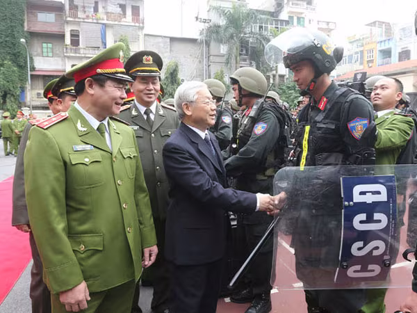 Tổng Bí thư Nguyễn Phú Trọng thăm lực lượng cảnh sát cơ động ảnh 1 Tổng Bí thư Nguyễn Phú Trọng thăm lực lượng cảnh sát cơ động ảnh 1