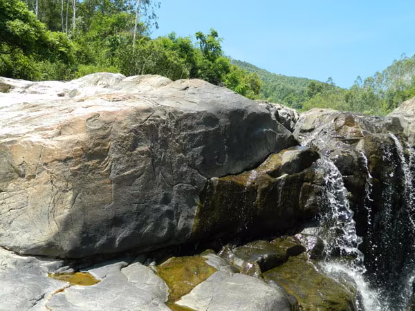 Sự thật về tảng đá chỉ điểm kho báu vua Chăm Pa ảnh 1