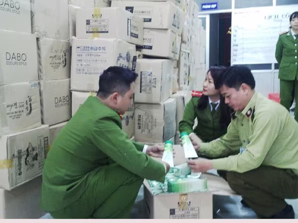 Thu giữ hàng chục nghìn hộp mỹ phẩm, thực phẩm chức năng không rõ nguồn gốc ảnh 1 Thu giữ hàng chục nghìn hộp mỹ phẩm, thực phẩm chức năng không rõ nguồn gốc ảnh 1