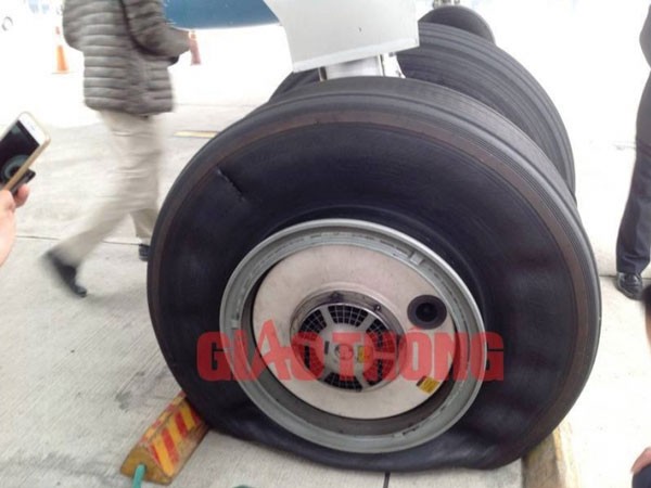Máy bay bị rách lốp, vẫn hạ cánh an toàn ảnh 1 Máy bay bị rách lốp, vẫn hạ cánh an toàn ảnh 1
