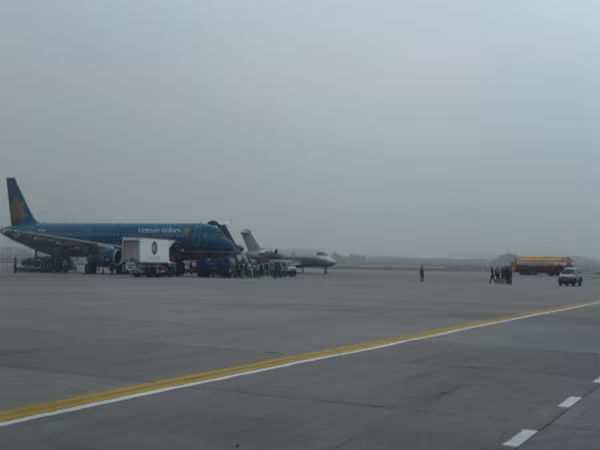 Máy bay bị rách lốp, vẫn hạ cánh an toàn ảnh 3 Máy bay bị rách lốp, vẫn hạ cánh an toàn ảnh 3