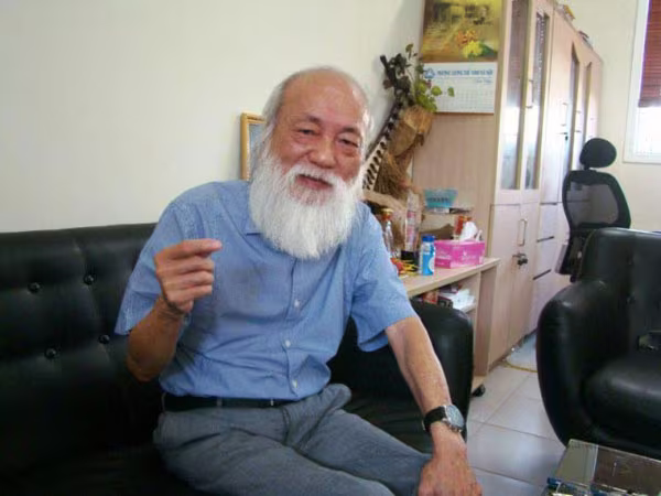  PGS Văn Như Cương nói về người thanh niên quỳ gối xin việc: "Đừng ăn vạ xã hội" ảnh 1