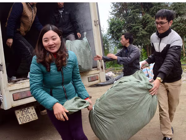 Mang chăn ấm đến với học sinh biên giới Hà Giang ảnh 2 Mang chăn ấm đến với học sinh biên giới Hà Giang ảnh 2