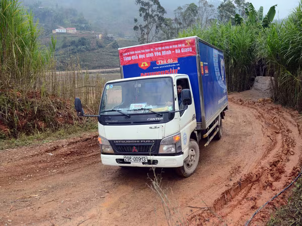 Mang chăn ấm đến với học sinh biên giới Hà Giang ảnh 3 Mang chăn ấm đến với học sinh biên giới Hà Giang ảnh 3