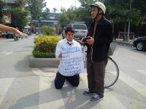 PGS Văn Như Cương nói về người thanh niên quỳ gối xin việc: "Đừng ăn vạ xã hội" ảnh 2 PGS Văn Như Cương nói về người thanh niên quỳ gối xin việc: "Đừng ăn vạ xã hội" ảnh 2