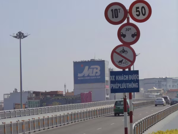 Xử lý lãnh đạo nếu còn xe quá tải phá đường ảnh 1 Xử lý lãnh đạo nếu còn xe quá tải phá đường ảnh 1
