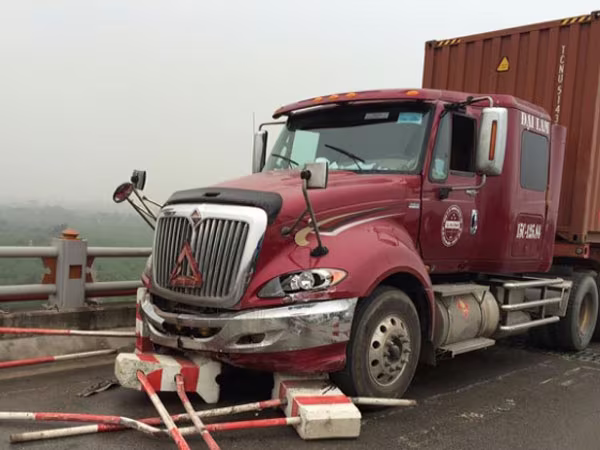 Xe container mất lái lao thẳng vào xe máy ảnh 1 Xe container mất lái lao thẳng vào xe máy ảnh 1