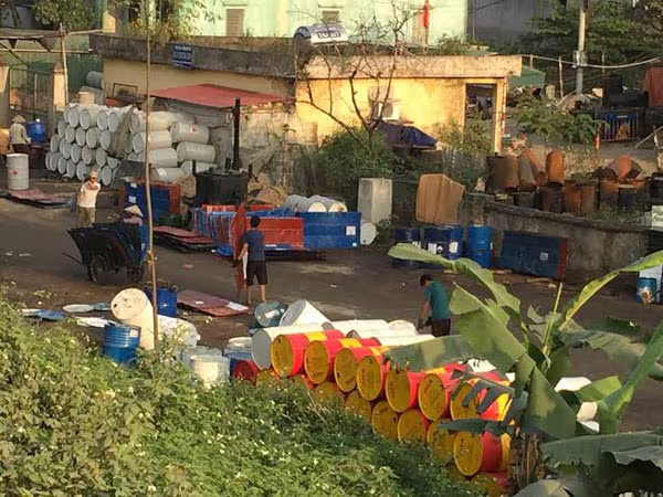 Tái chế thùng phuy gây ô nhiễm môi trường ảnh 1 Tái chế thùng phuy gây ô nhiễm môi trường ảnh 1