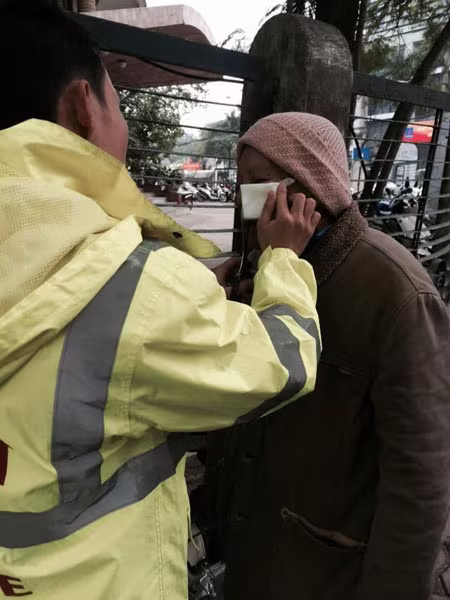 CSGT cứu giúp cụ già đi xe bị ngã chấn thương ảnh 1 CSGT cứu giúp cụ già đi xe bị ngã chấn thương ảnh 1