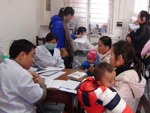 Trẻ em, người già "gồng mình" chống chọi với giá rét ảnh 1 Trẻ em, người già "gồng mình" chống chọi với giá rét ảnh 1