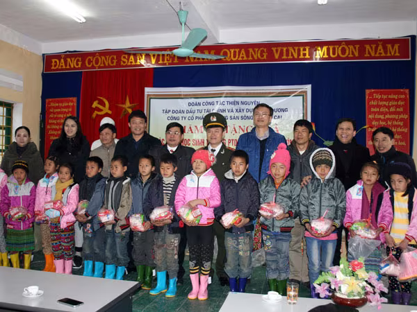 Xuyên giá rét, mang hơi ấm đến với học sinh vùng cao ảnh 1 Xuyên giá rét, mang hơi ấm đến với học sinh vùng cao ảnh 1