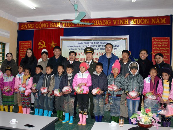 Xuyên giá rét, mang hơi ấm đến với học sinh vùng cao ảnh 1 Xuyên giá rét, mang hơi ấm đến với học sinh vùng cao ảnh 1