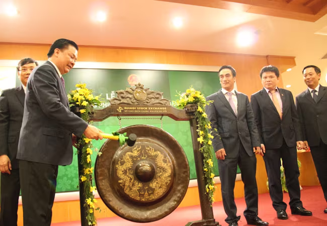 Đánh cồng khai trương phiên chứng khoán đầu Xuân Bính Thân ảnh 1 Đánh cồng khai trương phiên chứng khoán đầu Xuân Bính Thân ảnh 1