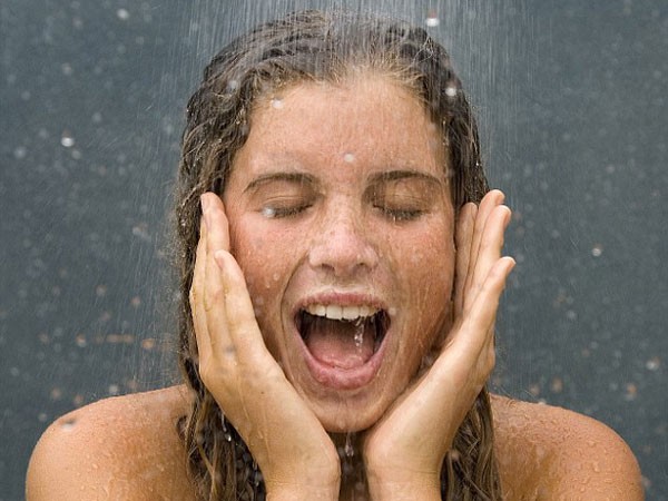 Không nên rửa mặt dưới vòi hoa sen ảnh 1 Không nên rửa mặt dưới vòi hoa sen ảnh 1