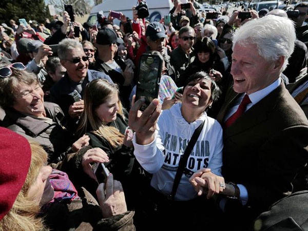 Cựu Tổng thống Mỹ Bill Clinton bị nghi vận động tranh cử cho vợ ảnh 1 Cựu Tổng thống Mỹ Bill Clinton bị nghi vận động tranh cử cho vợ ảnh 1