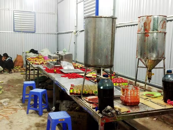 Vụ sản xuất hàng vạn lọ sa tế tôm giả: Ăn cắp công nghệ của anh chồng ảnh 2 Vụ sản xuất hàng vạn lọ sa tế tôm giả: Ăn cắp công nghệ của anh chồng ảnh 2