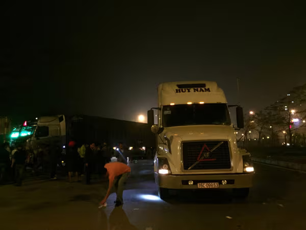 Va chạm với xe tải, bị xe container đâm tử vong ảnh 1 Va chạm với xe tải, bị xe container đâm tử vong ảnh 1