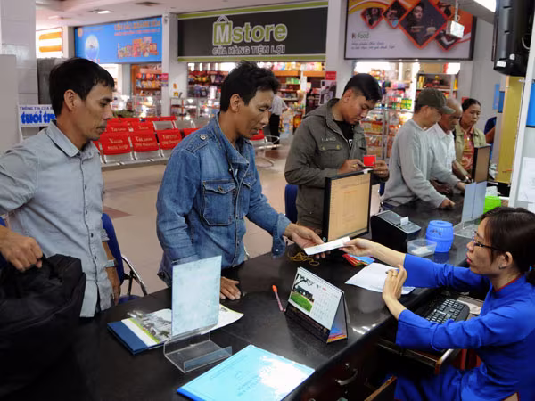 Đường sắt Bắc - Nam xáo trộn vì cầu Ghềnh bị đâm sập ảnh 1 Đường sắt Bắc - Nam xáo trộn vì cầu Ghềnh bị đâm sập ảnh 1