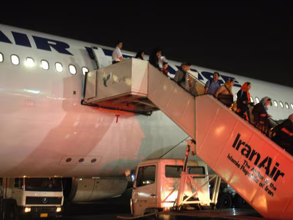 Tiếp viên hàng không phản đối dùng khăn che mặt khi tới Iran ảnh 1