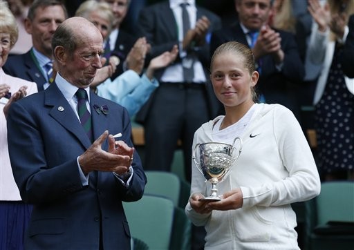 Roland Garros: "Hiện tượng" 20 tuổi Jelena Ostapenko là ai? ảnh 2 Ostapenko (phải) vô địch Wimbledon dành cho các tay vợt nữ trẻ năm 2014