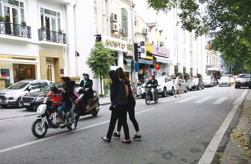 Người đi trong phố cũ Hàng Trống ảnh 3 Người đi trong phố cũ Hàng Trống ảnh 3