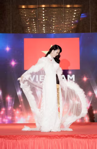 Hoa hậu Phụ nữ toàn thế giới 2018 Dương Thùy Linh: Tôi hiểu ai chỉ chờ mình sảy chân để "dìm" mình xuống ảnh 3 Hoa hậu Phụ nữ toàn thế giới 2018 Dương Thùy Linh: Tôi hiểu ai chỉ chờ mình sảy chân để "dìm" mình xuống ảnh 3