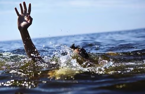 Không cứu người bị nạn, có bị xử lý hình sự? ảnh 1