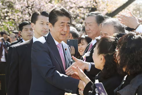 Chiếc máy hủy tài liệu khiến chính trường Nhật Bản "nóng" lên ảnh 1