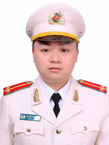 4. Nỗ lực giảm từng phút thủ tục hành chính cho người dân Trong công việc hàng ngày, Trung úy Nguyễn Đăng Khoa, cán bộ Đội Hướng dẫn Cảnh sát khu vực, Phòng Cảnh sát QLHC về TTXH luôn chủ động làm tốt công tác nắm tình hình địa bàn, kịp thời trao đổi, phản ánh các vấn đề tồn tại, khó khăn vướng mắc với đơn vị cơ sở, chỉ huy phòng để có biện pháp điều chỉnh, khắc phục phù hợp. “Tôi luôn tâm niệm, giảm được 1 giây, 1 phút thời gian khi làm thủ tục cho người dân là đã thành công”.