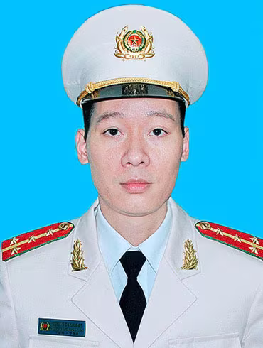 3. Người con của khu phố Đại úy Dương Danh Đạt, Phó trưởng CAP Lý Thái Tổ, quận Hoàn Kiếm, Hà Nội chia sẻ, khi mới nhận nhiệm vụ, cảm nhận được trọng trách tương đối lớn, bản thân đã phải nỗ lực, cố gắng rất nhiều, bởi đây là địa bàn tập trung của TP Hà Nội, các doanh nghiệp lớn và các di tích lịch sử, danh lam thắng cảnh… “Thành tích là của tập thể, công sức của cán bộ chiến sĩ CAP. Ngoài các biện pháp ngăn chặn thì việc thường xuyên gặp gỡ nói chuyện, tạo những sân chơi bổ ích cho thanh niên là con đường quan trọng nhất để có một địa bàn trong sạch. Đó là cách làm hiệu quả nhất”, Đại úy Dương Danh Đạt chia sẻ.