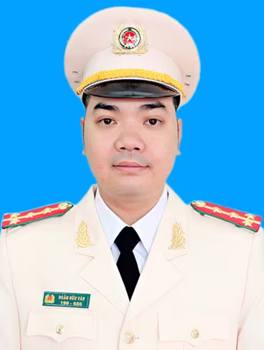 11. Chiến sĩ Cảnh sát giao thông tận tụy vì dân Là cán bộ Đội 3, Phòng Cảnh sát giao thông, CATP Hà Nội, Đại úy Doãn Hữu Văn đã 6 năm liền đạt danh hiệu Chiến sĩ thi đua cơ sở cùng nhiều Bằng khen, Giấy khen. Với chức năng đảm bảo trật tự an toàn giao thông, Đại úy Doãn Hữu Văn cùng các đồng đội không chỉ giúp các tuyến đường thông suốt, mà còn đấu tranh với các hành vi quanh co, che giấu của những người vi phạm hành chính về vận chuyển, mua bán hàng hóa không rõ nguồn gốc, báo cáo cấp trên. “Hàng ngày chiến sĩ Cảnh sát giao thông chúng tôi luôn tâm niệm rằng, giúp đỡ được một người dân dù việc nhỏ nhất cũng là niềm vui lớn rồi”, Đại úy Doãn Hữu Văn chia sẻ.