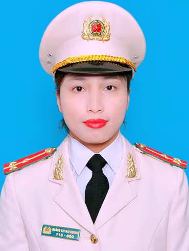 1. Nữ trinh sát cống hiến hết mình để dân tin yêu Về công tác tại CAH Đông Anh từ năm 2010, Thượng úy Hoàng Thị Mai Hương (SN 1990), cán bộ Đội An ninh, CAH Đông Anh là nữ trinh sát duy nhất của tổ xã hội. Thượng úy Hoàng Thị Mai Hương đã tham mưu cho Ban chỉ huy CAH các biện pháp đảm bảo an ninh tại khu vực trụ sở Huyện ủy, UBND huyện, các biện pháp nắm tình hình, giải quyết “điểm nóng” an ninh nông thôn, khiếu kiện... Chia sẻ về mình, Thượng úy Hoàng Thị Mai Hương nói: “Để có thể khiến dân tin, dân yêu với tôi chỉ đơn giản là cứ làm việc hết mình đi rồi tình yêu sẽ đến”.