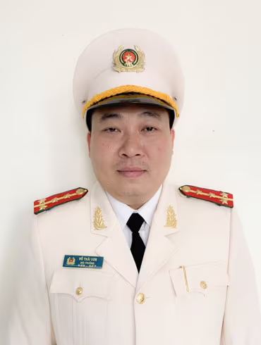 8. “Chỉ huy thép” luôn xả thân vì công việc Đại úy Vũ Thái Sơn (SN 1984), hiện giữ chức vụ Đội trưởng Đội Cảnh sát kinh tế, CAQ Hai Bà Trưng được biết đến là người “chỉ huy thép” bởi sự quyết đoán và không ngại xả thân trong các vụ án. Không đối tượng nào để “lọt lưới” và trong bất cứ tình huống nào, Đại úy Vũ Thái Sơn luôn nêu cao tinh thần trách nhiệm, hoàn thành xuất sắc nhiệm vụ được giao. Trong những chiến công có sự góp sức của Đại úy Vũ Thái Sơn, không thể không kể đến chuyên án mang bí số 566V, triệt xóa đường dây mua bán trái phép hóa đơn thuế giá trị gia tăng trên địa bàn phường Quỳnh Lôi, quận Hai Bà Trưng. Việc điều tra, làm rõ đường dây tội phạm hoạt động với doanh số các đối tượng bán ra là 75 tỷ đồng đã góp phần làm ổn định, tạo môi trường kinh doanh lành mạnh, răn đe các đối tượng bên ngoài xã hội…