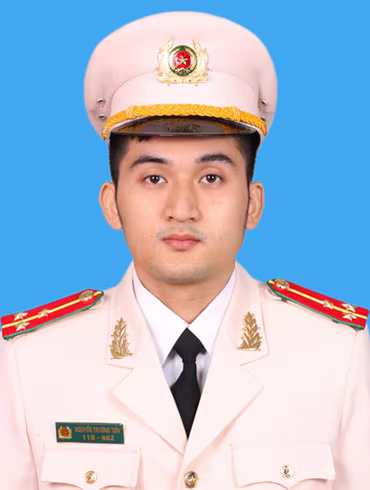 5. Người “chặt đứt” nhiều đường dây buôn lậu lớn Trải qua gần 1 năm kiên trì theo dõi di biến động của tội phạm, thậm chí phải giả trang làm nhân viên phục vụ tại sân bay, tháng 8-2017, Thượng úy Nguyễn Trường Tiến, Phòng CSĐT tội phạm về tham nhũng, kinh tế, buôn lậu, CATP Hà Nội cùng đồng đội đã phát hiện, bắt giữ 5 đối tượng khi vừa bay từ Hà Nội sang Thái Lan, từ Thái Lan bay tiếp sang Hồng Kông (Trung Quốc) nhận vàng trang sức, vận chuyển về đến sân bay Nội Bài. Trong người mỗi đối tượng này cất giấu từ 5-6kg vàng quấn quanh bụng, đùi... Với việc tham gia xác lập và phá nhiều chuyên án lớn về buôn lậu, Thượng úy Nguyễn Trường Tiến luôn tâm niệm: “Trinh sát viên phải có một bản lĩnh vững vàng, một ý chí sắt đá, không chùn bước trước những khó khăn, gian khổ, nêu cao phẩm chất đạo đức của người chiến sĩ CAND, từ đó chặt đứt những đường dây tội phạm”.