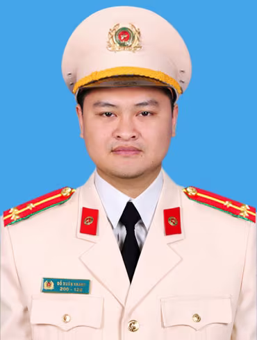 9. Người đứng sau những phương án tuần tra đêm hiệu quả Thượng úy Đỗ Xuân Khánh, Phó Đại đội trưởng Đại đội 2, Tiểu đoàn Cảnh sát Đặc nhiệm là người góp phần thành công đằng sau những phương án chống đua xe trong các dịp bóng đá nước nhà giành chiến thắng vang dội, hay các dịp lễ Tết, cao điểm phòng chống tội phạm... “Để thực hiện tốt công tác tham mưu, giúp việc Ban Chỉ huy Trung đoàn, tôi và đồng đội đã trực tiếp đi khảo sát địa bàn trên nhiều tuyến đường, tuyến phố có hiện tượng các thanh thiếu niên tụ tập phóng nhanh, lạng lách. Từ đó, tôi đánh giá mức độ phức tạp, đề xuất các giải pháp, phương án đảm bảo an ninh trật tự”, Thượng úy Đỗ Xuân Khánh chia sẻ