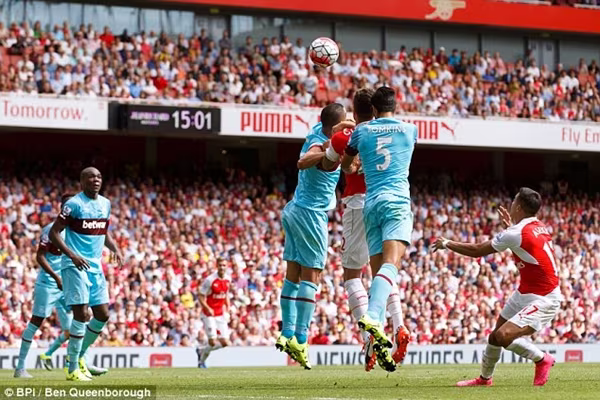 Giroud may mắn thoát khỏi chấn thương sọ não ảnh 2 Giroud may mắn thoát khỏi chấn thương sọ não ảnh 2