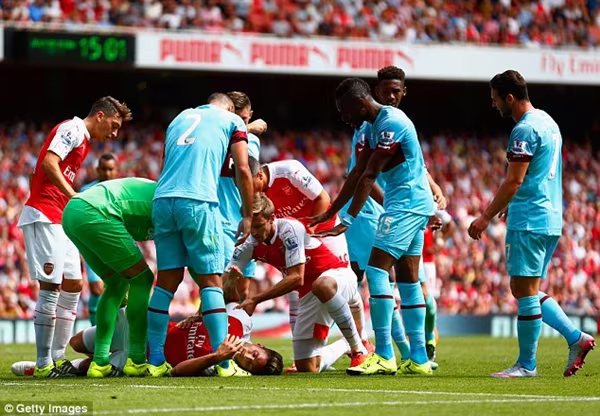 Giroud may mắn thoát khỏi chấn thương sọ não ảnh 8 Giroud may mắn thoát khỏi chấn thương sọ não ảnh 8