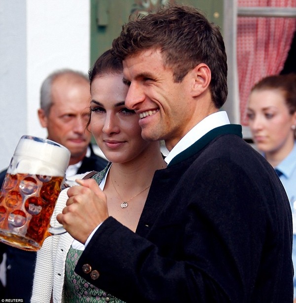 Dàn WAGs Bayern Munich khoe sắc trong lễ hội Oktoberfest ảnh 8 Dàn WAGs Bayern Munich khoe sắc trong lễ hội Oktoberfest ảnh 8