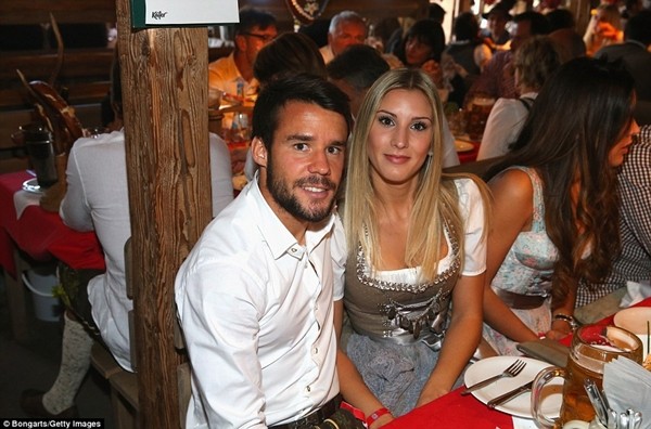 Dàn WAGs Bayern Munich khoe sắc trong lễ hội Oktoberfest ảnh 10 Dàn WAGs Bayern Munich khoe sắc trong lễ hội Oktoberfest ảnh 10