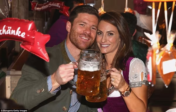 Dàn WAGs Bayern Munich khoe sắc trong lễ hội Oktoberfest ảnh 5 Dàn WAGs Bayern Munich khoe sắc trong lễ hội Oktoberfest ảnh 5