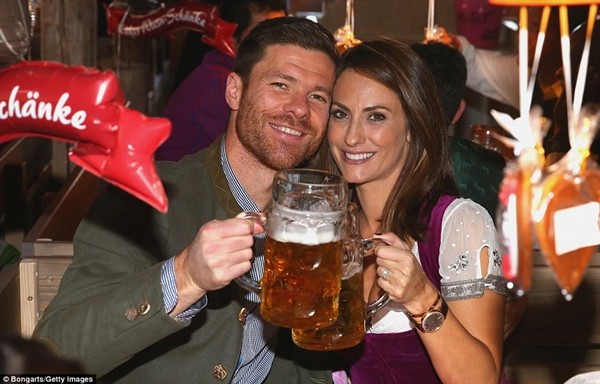 Dàn WAGs Bayern Munich khoe sắc trong lễ hội Oktoberfest ảnh 5 Dàn WAGs Bayern Munich khoe sắc trong lễ hội Oktoberfest ảnh 5