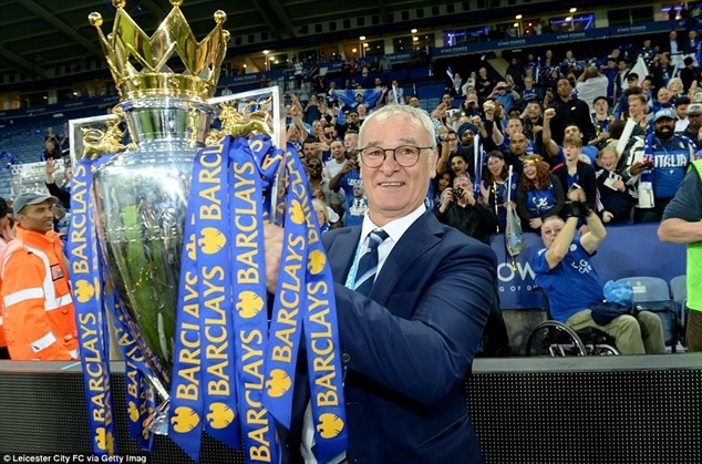 Ranieri tắm rượu sâm banh trong lễ mừng chiến thắng của Leicester ảnh 9 Ranieri tắm rượu sâm banh trong lễ mừng chiến thắng của Leicester ảnh 9