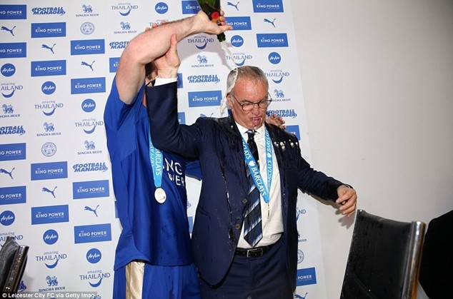 Ranieri tắm rượu sâm banh trong lễ mừng chiến thắng của Leicester ảnh 3 Ranieri tắm rượu sâm banh trong lễ mừng chiến thắng của Leicester ảnh 3