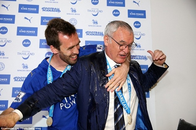 Ranieri tắm rượu sâm banh trong lễ mừng chiến thắng của Leicester ảnh 6 Ranieri tắm rượu sâm banh trong lễ mừng chiến thắng của Leicester ảnh 6