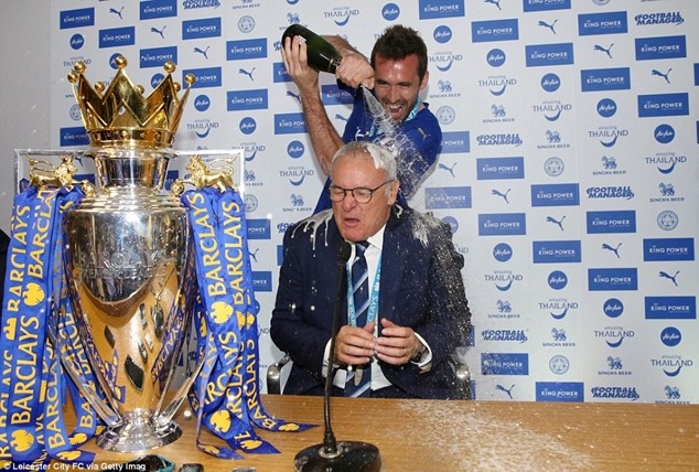 Ranieri tắm rượu sâm banh trong lễ mừng chiến thắng của Leicester ảnh 1 Ranieri tắm rượu sâm banh trong lễ mừng chiến thắng của Leicester ảnh 1