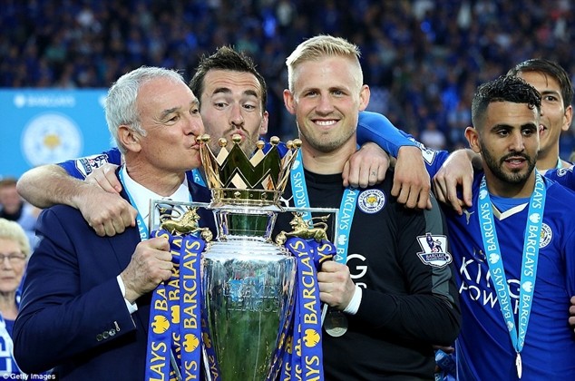 Ranieri tắm rượu sâm banh trong lễ mừng chiến thắng của Leicester ảnh 12 Ranieri tắm rượu sâm banh trong lễ mừng chiến thắng của Leicester ảnh 12