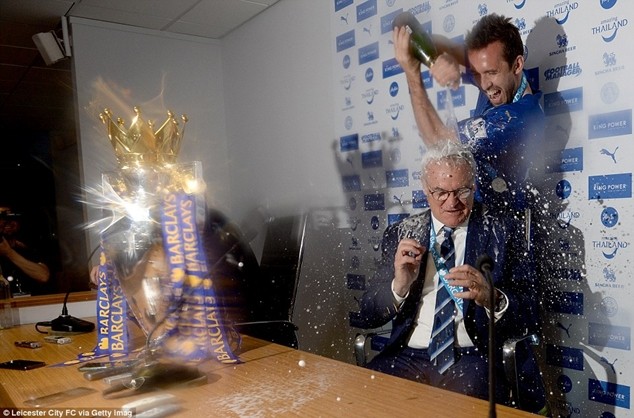Ranieri tắm rượu sâm banh trong lễ mừng chiến thắng của Leicester ảnh 8 Ranieri tắm rượu sâm banh trong lễ mừng chiến thắng của Leicester ảnh 8