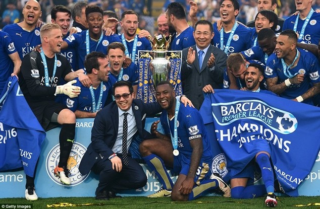 Ranieri tắm rượu sâm banh trong lễ mừng chiến thắng của Leicester ảnh 10 Ranieri tắm rượu sâm banh trong lễ mừng chiến thắng của Leicester ảnh 10