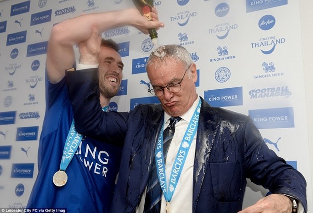 Ranieri tắm rượu sâm banh trong lễ mừng chiến thắng của Leicester ảnh 4 Ranieri tắm rượu sâm banh trong lễ mừng chiến thắng của Leicester ảnh 4